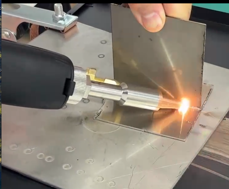 Industrial Laser Welding Gun - Handlaserschweißgerät mit Luftkühltechnologie für die Herstellung
